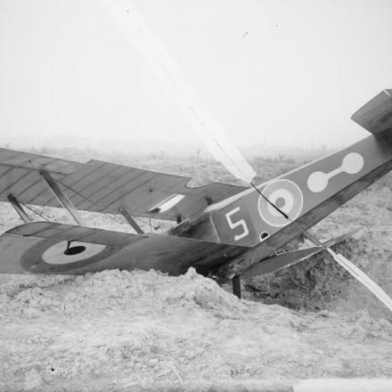 Battles of Ypres 1917. Un biplano Sopwith Camel con il muso sepolto nel terreno dopo essere stato costretto a scendere. A Clapham Junction, di fronte a Zillebeke, il 26 settembre 1917. © IWM (Q 7784)