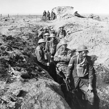 Truppe australiane della 4a divisione che indossano maschere antigas in una trincea avanzata a Garter Point, durante la Terza battaglia di Ypres (Passchendaele), il 27 settembre 1917. © IWM (E(AUS) 825)