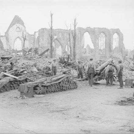La Royal Garrison Artillery (RGA) in azione con un obice da 26 centimetri tra le rovine di Ypres, il 27 settembre 1917.© IWM (Q 3579)