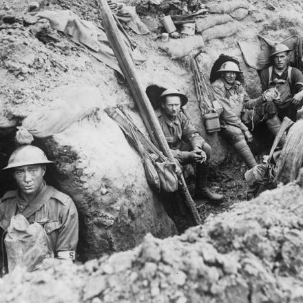 Battaglia di Polygon Wood 26 settembre - 3 ottobre: membri della 13a Australian Field Ambulance al riparo lungo Anzac Ridge. © IWM (E(AUS) 839)