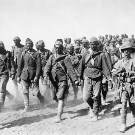 Alcuni dei 3456 prigionieri turchi catturati a Ramedi. 28/29 settembre 1917, scortato da uomini del reggimento 1/5 Queens Own (Royal West Kent). © IWM Q 24294