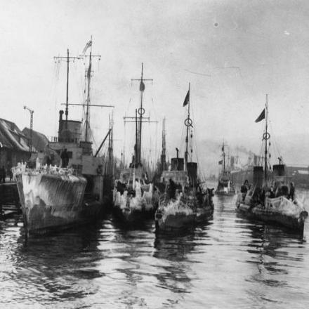 Una flottiglia di torpediniere tedesca nel porto di Libau (Liepaja), 1917.  © IWM (Q 87086)