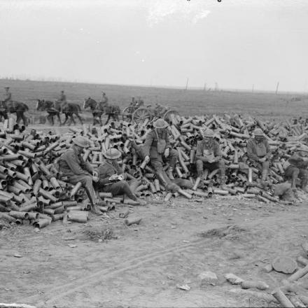 I soldati britannici riposano su una discarica di bossoli, lungo la strada Ypres-Menin, il 30 settembre 1917, durante la Battaglia di Polygon Wood. © IWM (Q 2915)