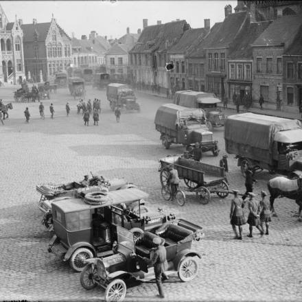 Colonna di trasporto motorizzato dell'esercito britannico che attraversa la Grand Place a Poperinghe. © IWM Q 3966