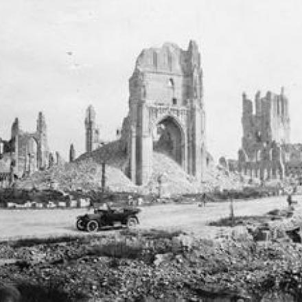 Vista panoramica delle rovine di Ypres, 1 ottobre 1917. © IWM (Q 3219)