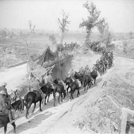 Cavalleria britannica attraversa un ponte sul canale Ypres-Comines, 1 ottobre 1917. © IWM (Q 7268)