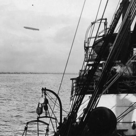 La corazzata tedesca SMS Bayern, accompagnata da uno Zeppelin in  ricognizione, in rotta per l'isola di Saaremaa (Osel), © IWM (Q 87083)