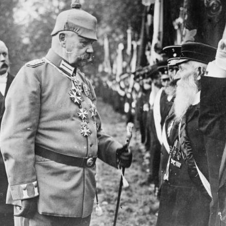 Il feldmaresciallo Paul von Hindenburg riceve le congratulazioni delle delegazioni dei veterani per il suo settantesimo compleanno, il 2 ottobre 1917. © IWM Q 52196
