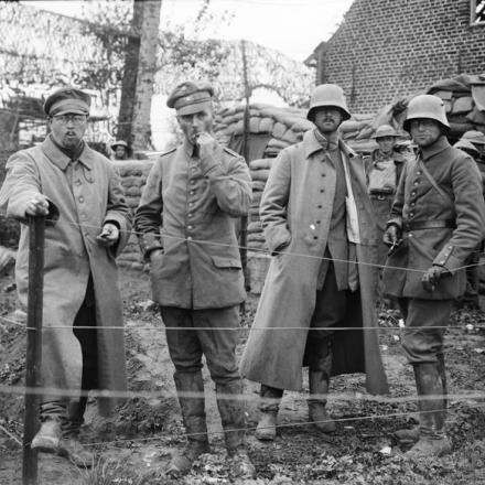 Campo di prigionia a Saint Jean: un comandante del reggimento tedesco (al centro) con il suo aiutante e il suo staff catturati a Poelcapelle dall'11a divisione il 4 ottobre. © IWM (Q 2975) 