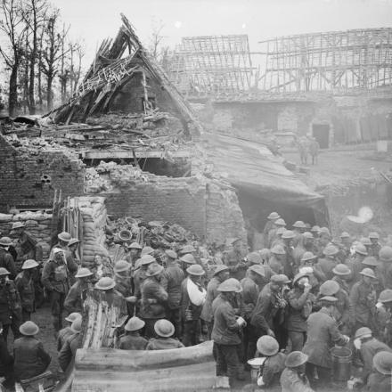 Soldati feriti in una stazione di medicazione RAMC in una fattoria in rovina vicino a Wieltje, 5 ottobre 1917. © IWM (Q 6042)