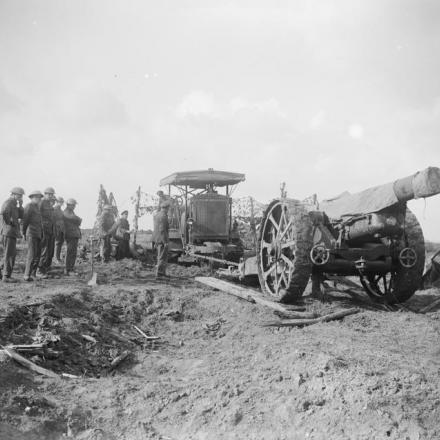 Un trattore Holt che trasporta un obice da 8 pollici, Verbrandenmolen, 5 ottobre 1917. © IWM Q 6071