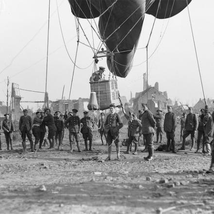 L'ufficiale che comanda una compagnia nel cesto di un pallone d'osservazione che sta per salire a Ypres. © Australian War Memorial collection_E01190
