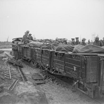 Caduti della 66a Divisione, tra Langemarck e Pilckem durante la Battaglia di Poelcappelle, il 10 ottobre 1917. © IWM (Q 6043)