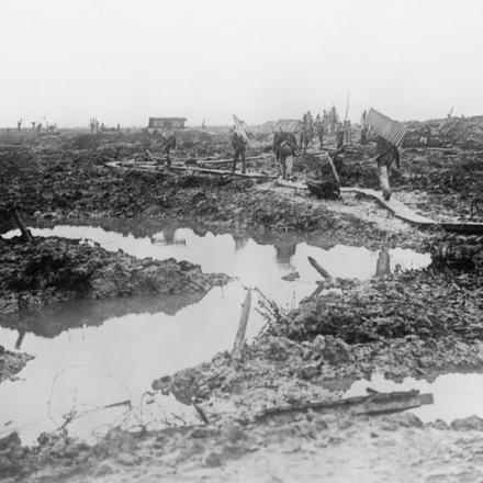 Fucilieri del Lancashire trasportano passerelle di legno sul terreno inondato vicino a Pilckem, il 10 ottobre 1917. © IWM (Q 6049)