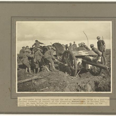 Cannone Ordnance QF 18 lb trasportato nel fango a Broodseinde Ridge © Tasmanian Archives and Heritage Office no.E1208
