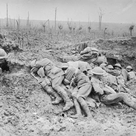 Portatori di barelle esausti della 3a divisione australiana riposano nel fango sotto la pioggia a Broodseinde Ridge, Terza battaglia di Ypres (Passchendaele), l'11 ottobre 1917. © IWM (E(AUS) 941)