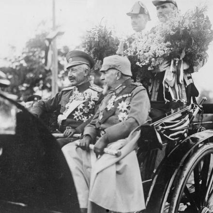 Il Kaiser Guglielmo II con lo zar Ferdinando I di Bulgaria in una carrozza a Sofia.  © IWM (Q 23738)