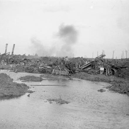 Cannoni britannici da 60 libbre della Royal Garrison Artillery che sparano vicino a Langemarck, il 12 ottobre 1917. © IWM (Q 3140)