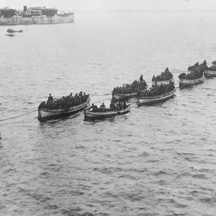 Sbarco delle truppe tedesche al largo di Saaremaa (Osel). Sullo sfondo si vedono la nave da trasporto e tre idrovolanti sull'acqua. © IWM (Q 45969)