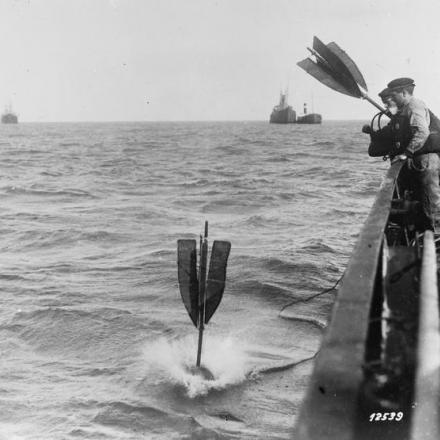 Marinai tedeschi che lasciano andare una boa per marcare una mina. © IWM Q 53080