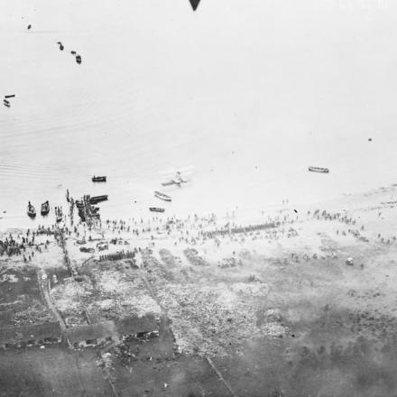 Idrovolante  tedesco e sbarco delle truppe a Tagga Bay sull'isola di Saaremaa (Osel), 12 ottobre 1917. © IWM Q 57970
