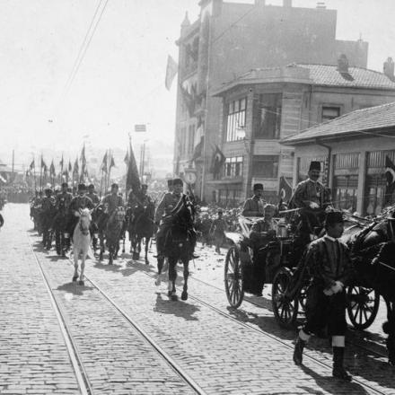 Il Kaiser Guglielmo II in carrozza durante la visita di stato a Costantinopoli. © IWM (Q 85952)