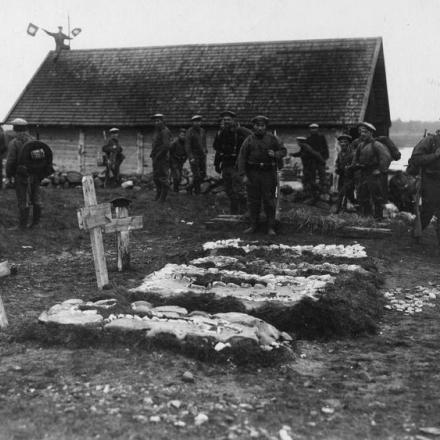 Marines tedeschi attorno a tombe russe sull'isola di Saaremaa (Osel) in Estonia, nell'ottobre 1917. © IWM (Q 86797)