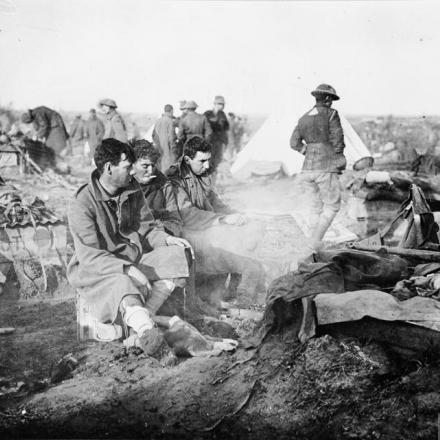 La battaglia di Passchendaele;  gli uomini della 10a brigata australiana si siedono davanti a un fuoco cercando di asciugarsi  dopo essere stati rimpiazzati al servizio in trincea. ©