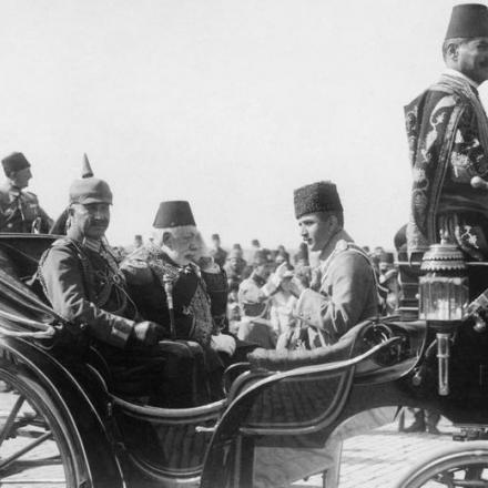 Il Kaiser Guglielmo II  in carrozza con Sultan Mehmed V di Turchia ed Enver Pasha, ministro turco di guerra e comandante in capo delle forze turche, durante la visita di stato del Kaiser a Costantinopoli, il 15 ottobre 1917. © IWM (HU 57202)