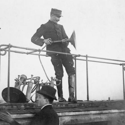Una sentinella francese che segnala l'avvicinamento degli aerei nemici con una sirena portatile ad aria compressa. Parigi, 16 ottobre 1917.© IWM (Q 90330)