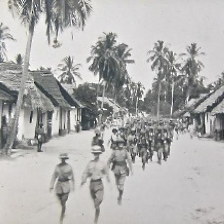 Il 25Th Royal Fusiliers in marcia a Nyangao - Image Source Unknown
