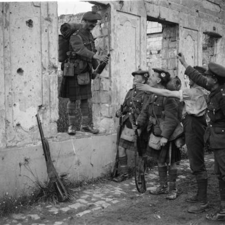 Truppe dei Cameronians (fucili scozzesi) e Machine Gun Corps, 15a divisione, nelle rovine di Arras, 18 ottobre 1917.© IWM (Q 6099)