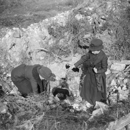 Due francesi visitano le rovine della loro casa a Beaurains, il 18 ottobre 1917. © IWM (Q 6104)
