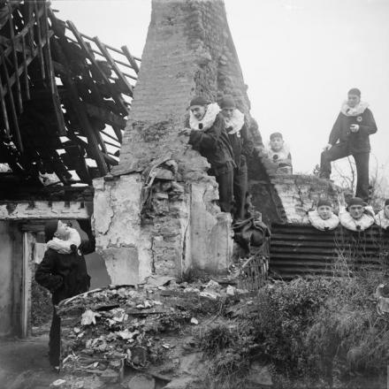 The Jocks, compagnia di intrattenimento della XV Divisione, tra le rovine di Blangy, 19 ottobre 1917. © IWM (Q 6105)
