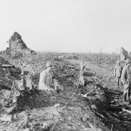 Truppe francesi tra le rovine di Bixschoote, 20 ottobre 1917. © IWM (Q 61319)