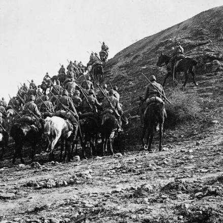 Un'unità di cavalleria turca in movimento © IWM Q 81564