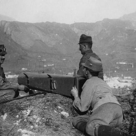 Truppe austro-ungariche con una fotocamera Magnar a lungo raggio (lunghezza focale 80 cm) e il telescopio 18x. © IWM Q 86190