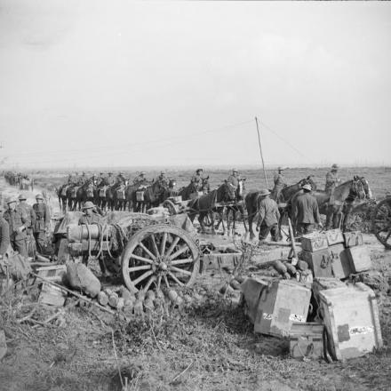 Battaglie di Ypres. Truppe britanniche che trasportano le munizioni nel territorio appena conquistato vicino a St. Julien © IWM (Q 6090)