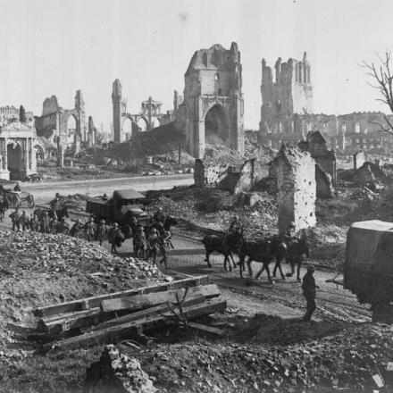 Cavalli e uomini del 1 ° Corpo Anzac in cammino davanti alle rovine della Cattedrale e del Mercato dei Tessuti a Ypres. © IWM E(AUS) 1122