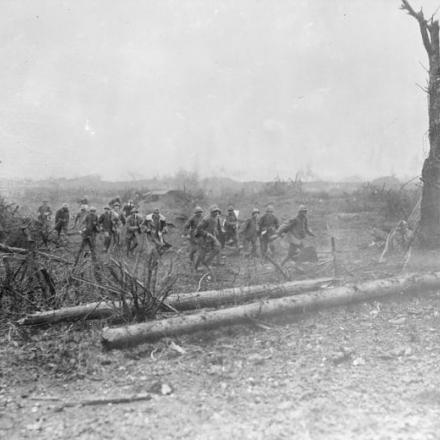 Disertori italiani in arrivo nelle linee tedesche durante la battaglia di Tolmin (Tolmein), foto del 22 ottobre 1917. © IWM (Q 60419)