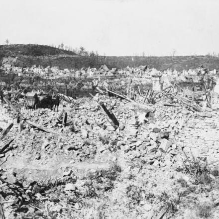 Battaglia dello Chemin des Dames / Seconda battaglia dell'Aisne. Villaggio in rovina di Chavignon, catturato dai francesi il 24 ottobre 1917. © IWM (Q 61030)