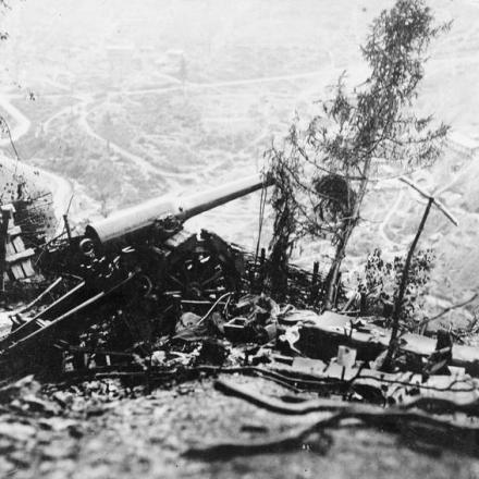 Un cannone italiano  a lungo raggio abbandonato nella sua posizione che copre una strada di montagna, ottobre 1917. © IWM (Q 60408)