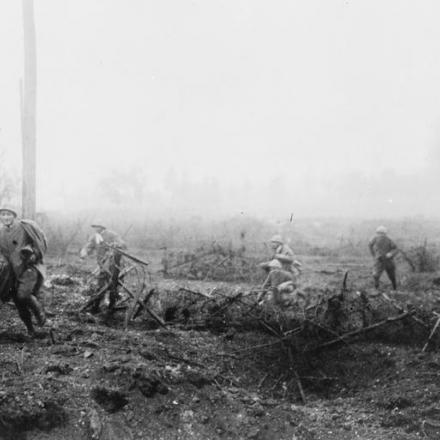 Disertori italiani in arrivo nelle linee tedesche durante la battaglia di Tolmin (Tolmein). © IWM (Q 61007)
