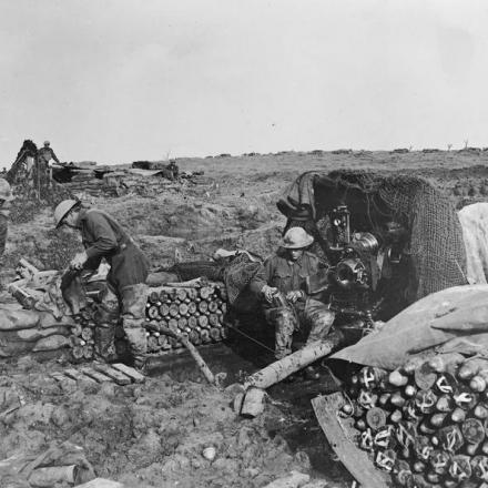 Passchendaele: gli uomini della 50a batteria australiana puliscono i loro cannoni da 18 libbre dopo un pesante mitragliamento.  © IWM E(AUS) 1211