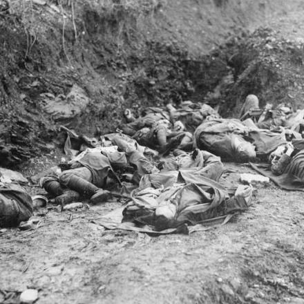 Truppe italiane morte sulle alture di Tolmin (Tolmein) © IWM Q 23749