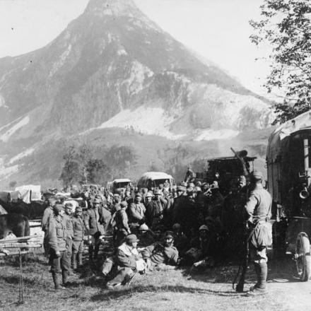 Truppe austro-ungariche in sosta su una strada di montagna vicino a Cividale, il 27 ottobre 1917.© IWM (Q 60430)