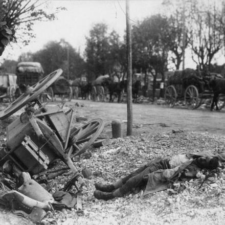 Soldato italiano morto sul ciglio della strada, sulla linea di avanzata verso Udine. © IWM (Q 86037)