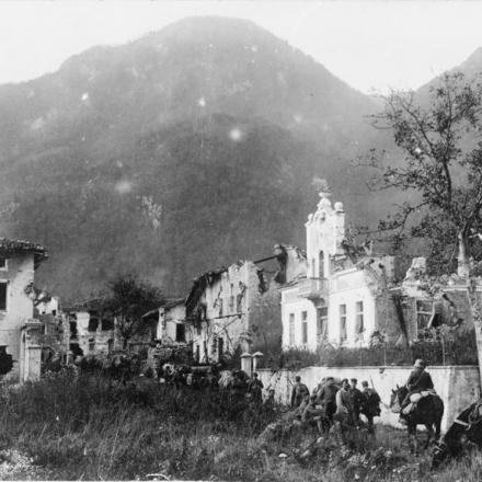 Truppe tedesche in un villaggio in rovina vicino a Gorizia. © IWM Q 60399
