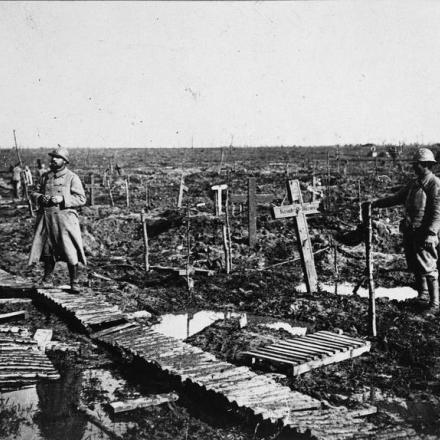 Truppe francesi su una pista di passerelle che attraversa un cimitero di guerra tedesco distrutto vicino a Bixschoote, il 28 ottobre 1917.© IWM (Q 78977)