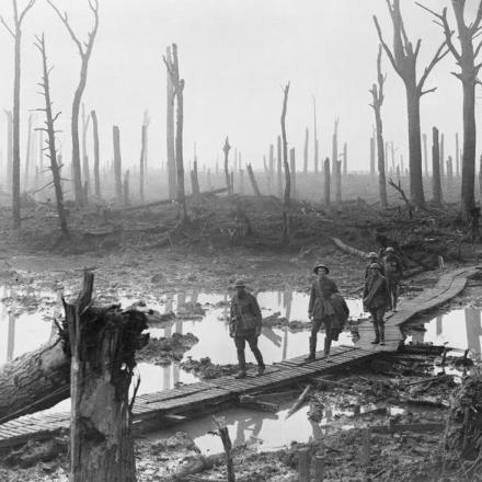 Truppe australiane camminano  attraverso i resti di Chateau Wood, Terza battaglia di Ypres (Passchendaele), 29 ottobre 1917..© IWM (E(AUS) 1220)